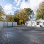 Ārtelpu mantu glabātuves skats uz ceļu